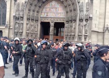« Nuit Blanche 2026 » : la police déloge violemment les catholiques qui prient contre la profanation de l’église Saint-Laurent