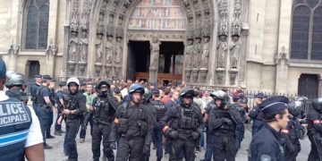« Nuit Blanche 2026 » : la police déloge violemment les catholiques qui prient contre la profanation de l’église Saint-Laurent