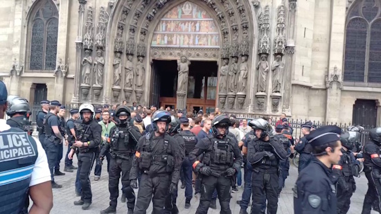 « Nuit Blanche 2026 » : la police déloge violemment les catholiques qui prient contre la profanation de l’église Saint-Laurent