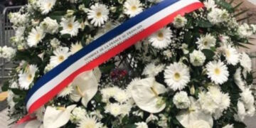 Une gerbe florale pour honorer sainte Jeanne d’Arc