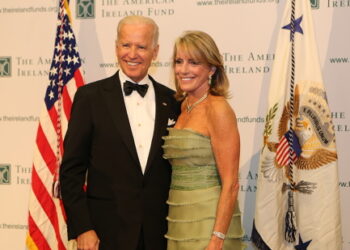 La candidate de Biden au poste d’ambassadeur au Brésil bloquée après que des propos antisémites aient refait surface