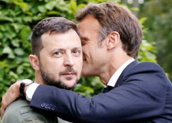 Zelensky a mis l’Ukraine en faillite. Macron lance une quête