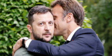 Zelensky a mis l’Ukraine en faillite. Macron lance une quête