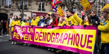 Belle affluence à la Marche pour la Vie, contre les projets de la macronie : avortement et euthanasie