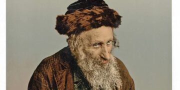 Rions un peu : le vaccin contre le COVID “pourrait vous rendre gay” et les élites établiront un “nouvel ordre mondial”, nous dit un rabbin