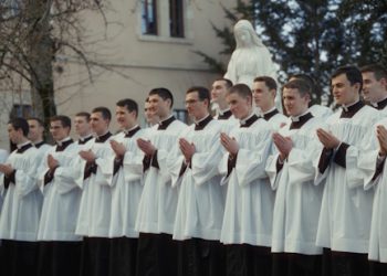 Leur premier pas pour devenir prêtre