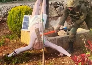 Judéo-christianisme en action : des soldats de Tsahal détruisent une statue du Christ à la masse