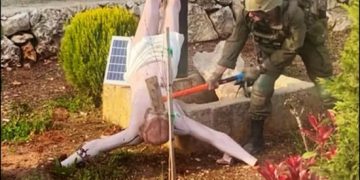 Judéo-christianisme en action : des soldats de Tsahal détruisent une statue du Christ à la masse