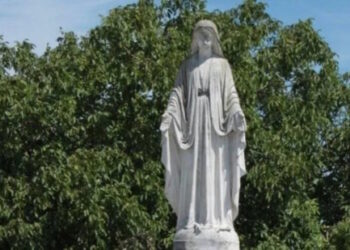 La « Libre Pensée » continue son œuvre maléfique : déboulonnage profanatoire d’une statue de la Vierge sur l’Ile de Ré
